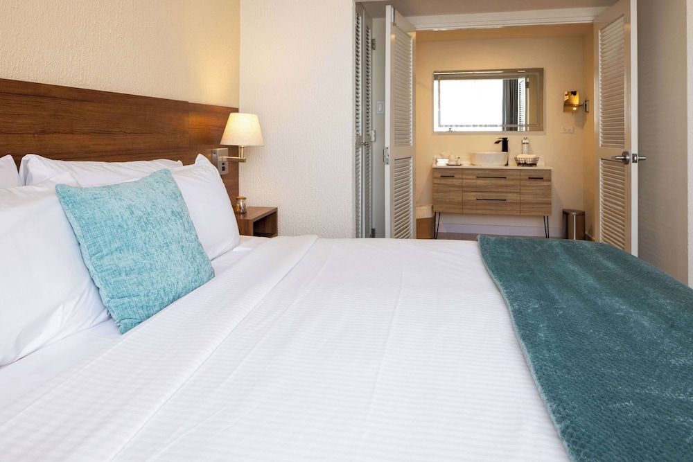 Room, 1 King Bed, Non Smoking, Garden View (Playa Collection)