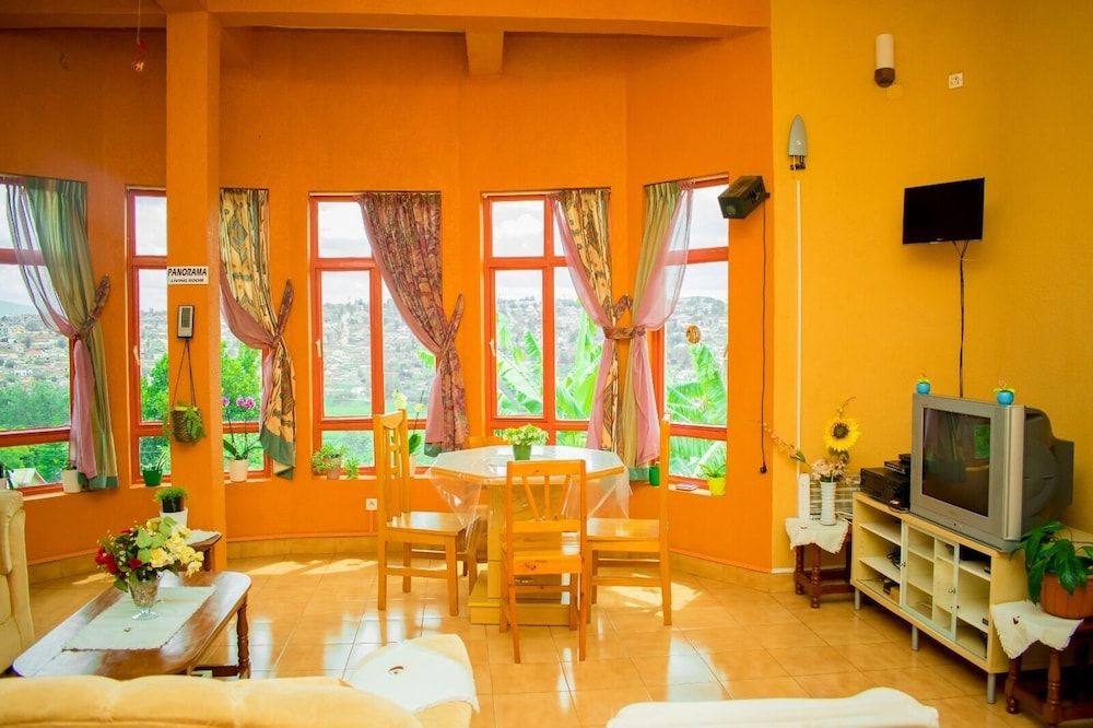 Transit House Airport Senior Apartment 8