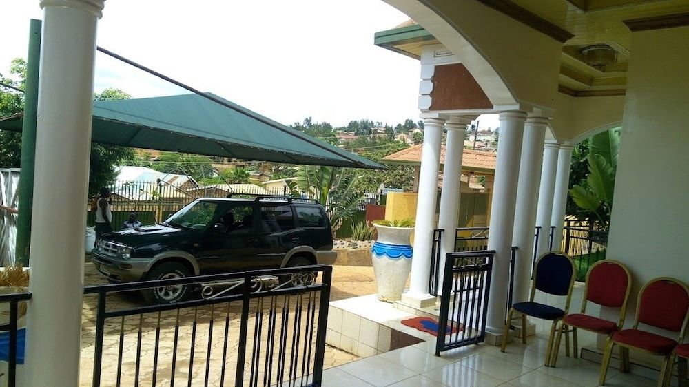 undefined Holly Guestinn