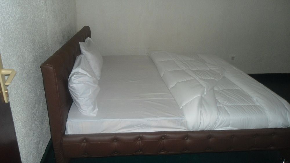 Airport Inn Motel Classic Double Room 5