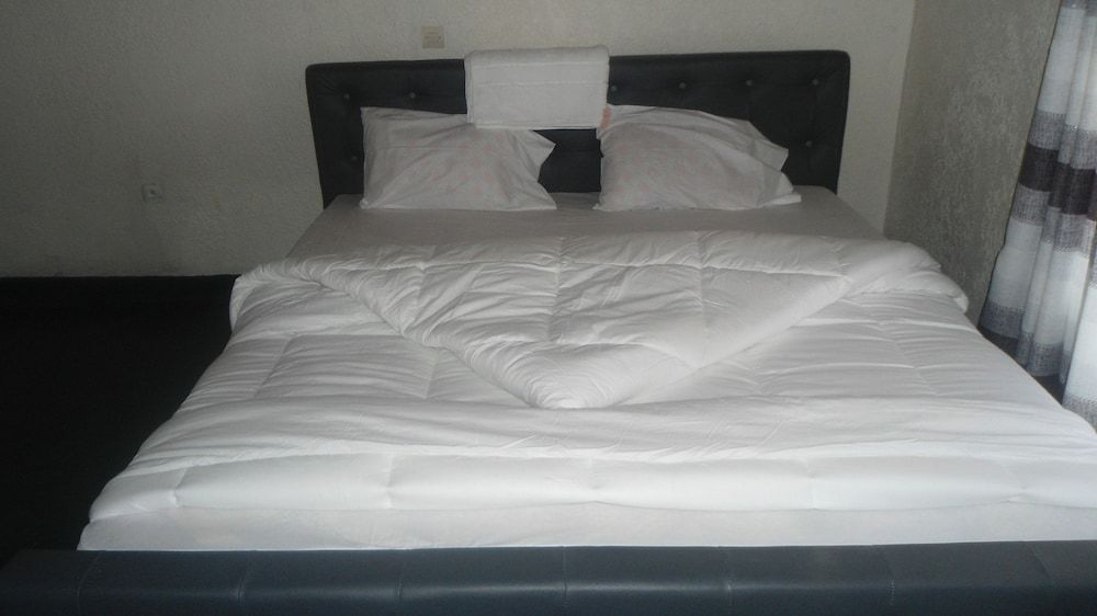 undefined Airport Inn Motel 3