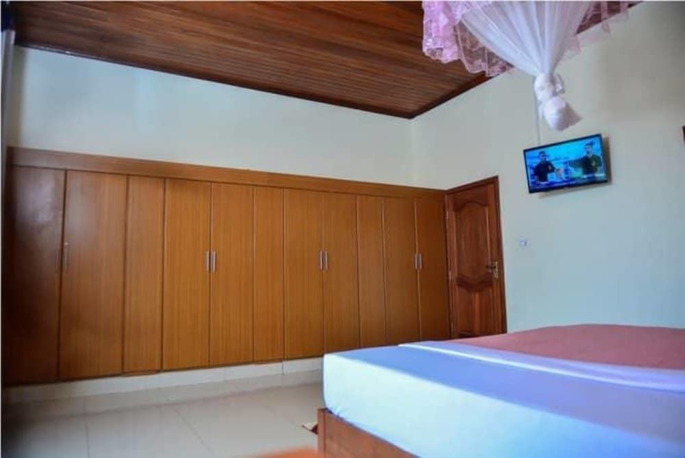 undefined Elegance Hotel 7