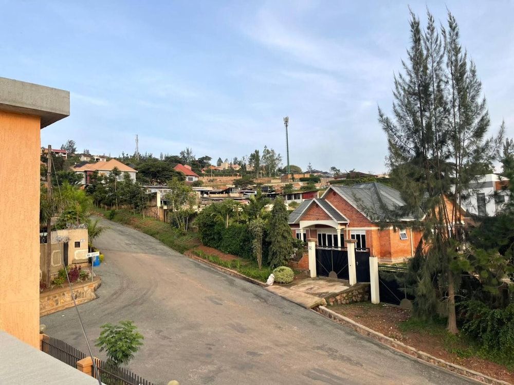 Room-nshuti Spacious Quiet Rm For Short Shared Dormitory, 1 Bedroom, Balcony, Garden View 8