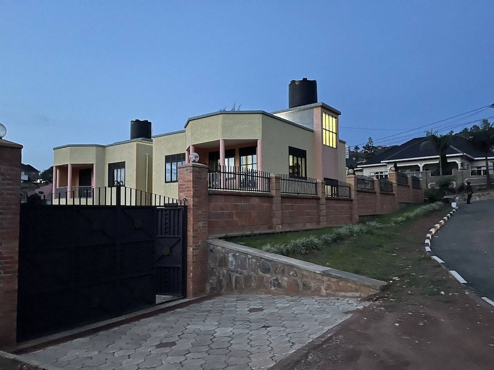 undefined Room-nshuti Spacious Quiet Rm For Short 4