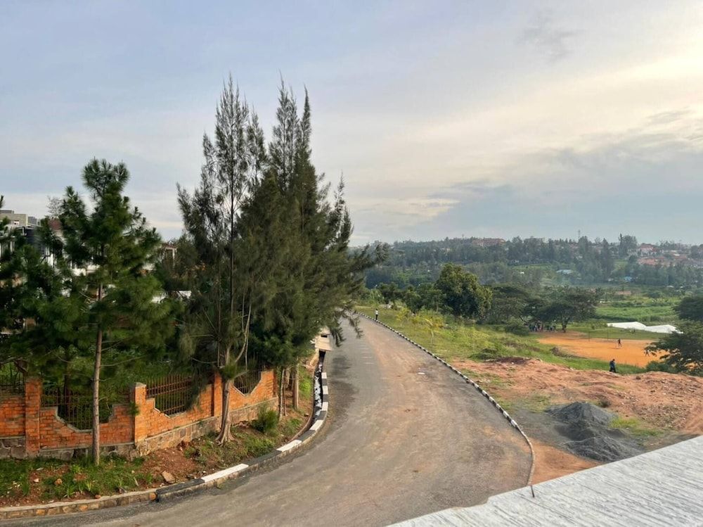 Room-nshuti Spacious Quiet Rm For Short Shared Dormitory, 1 Bedroom, Balcony, Garden View 9