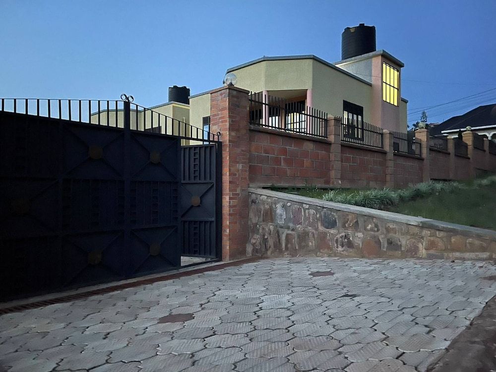 undefined Room-nshuti Spacious Quiet Rm For Short 9