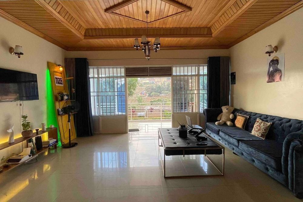 Entire Artistic House 5mins From Convention Centre House 10
