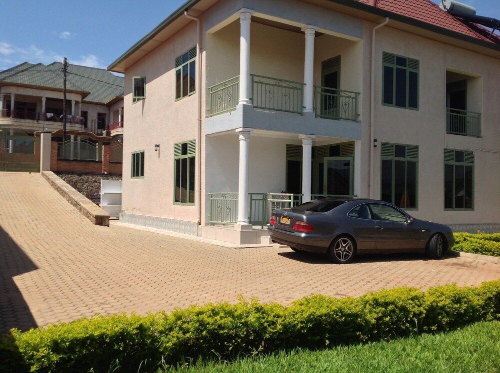 undefined Room in House - Spacious Double Room With Parking and Wifi 4