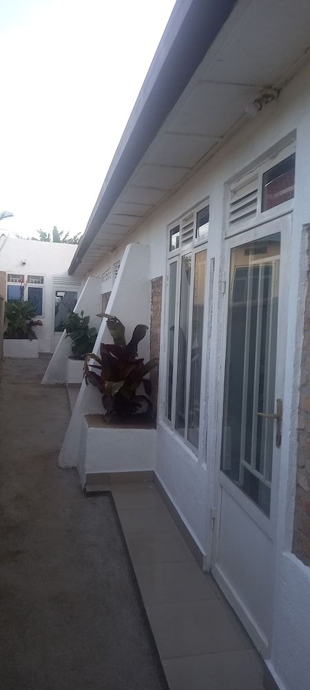 undefined Tommy's Budget Rooms 3