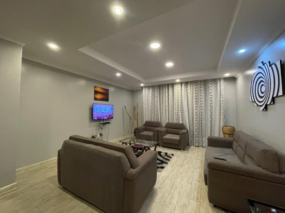 Lovely 3-bedroom Apartment Swimming Poolgym Apartment, 3 Bedrooms, Balcony, Mountain View 4