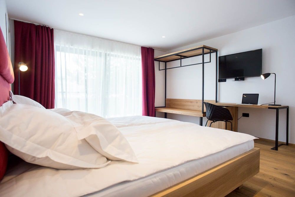 Vault Hotel Deluxe Double Room with Balcony 3