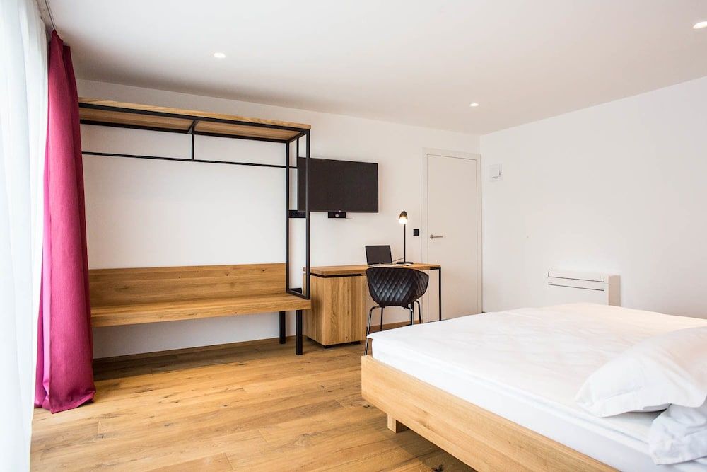 Vault Hotel Deluxe Double Room with Balcony 5