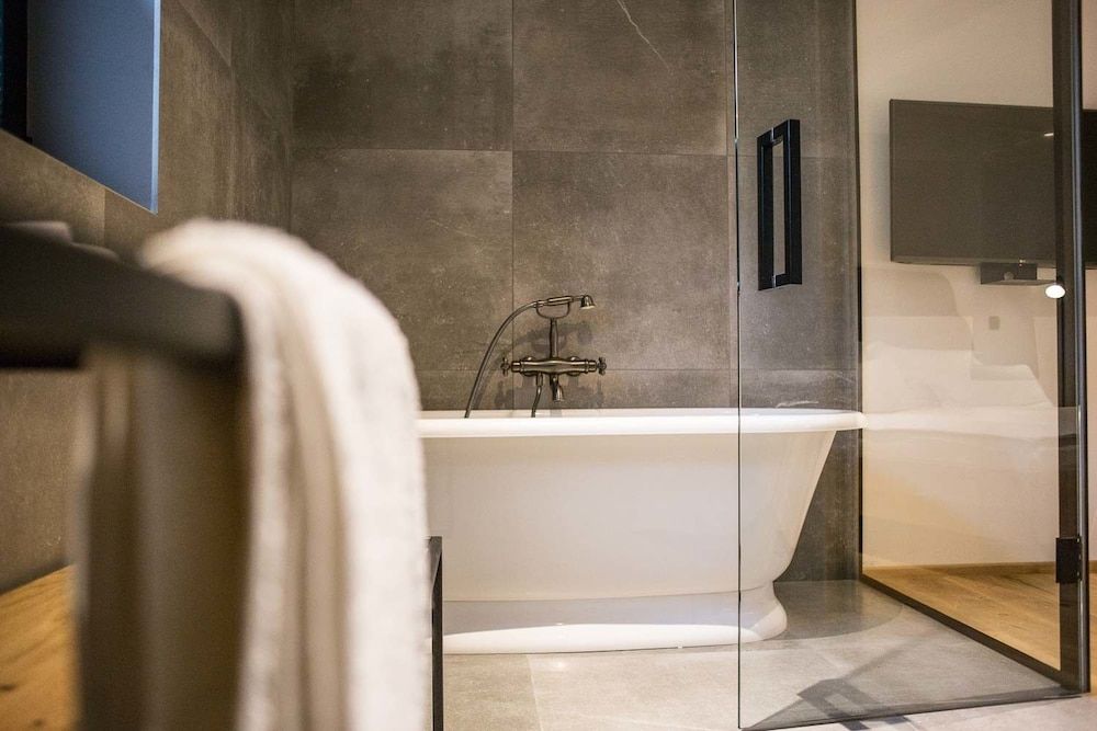 Vault Hotel DELUXE DOUBLE ROOM 5