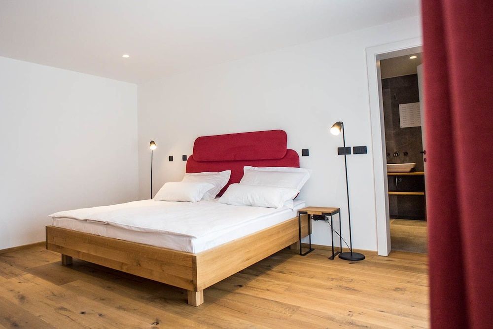 Vault Hotel Deluxe Double Room with Balcony 4