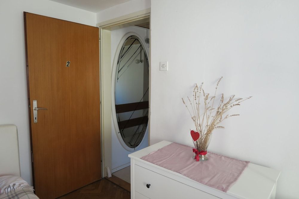 Classic Single Room, Shared Bathroom, Courtyard View