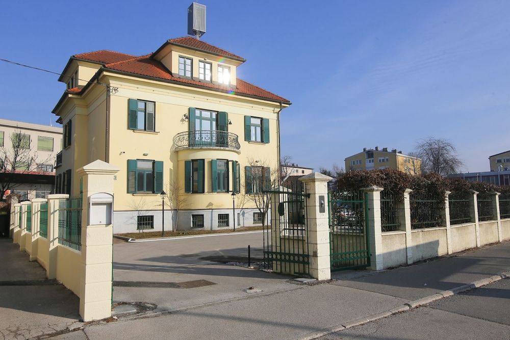 undefined Hotel Vila Katrca 4