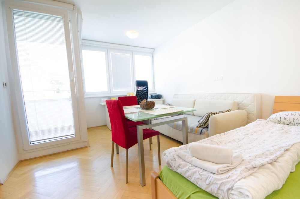 undefined City centre studio with a balcony 5