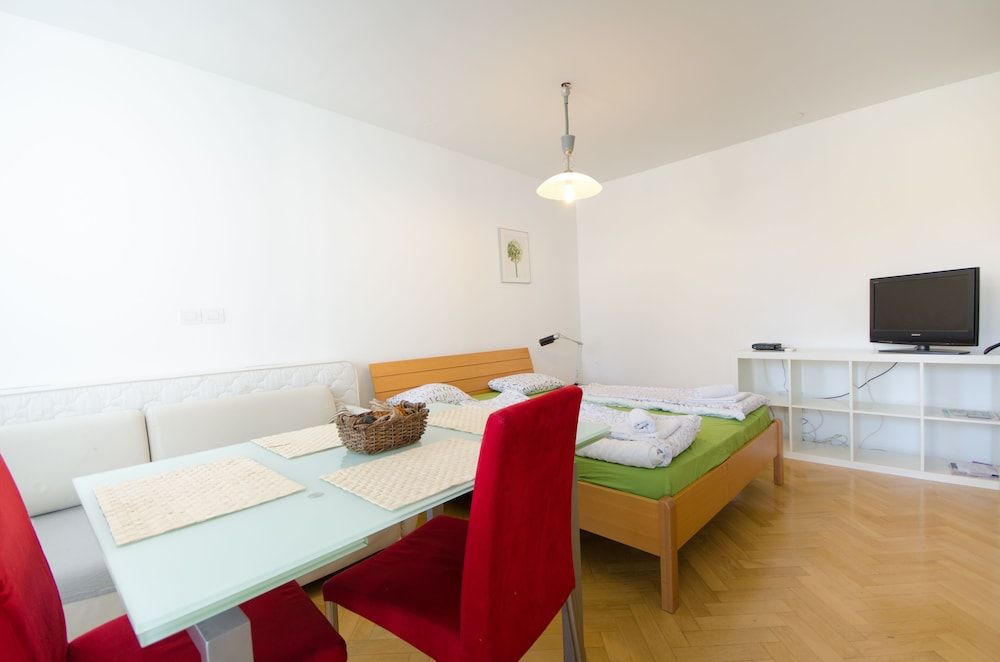 undefined City centre studio with a balcony 9