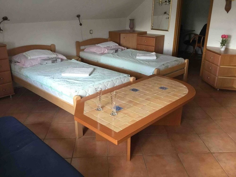 undefined Room With Shared Bathroom 5