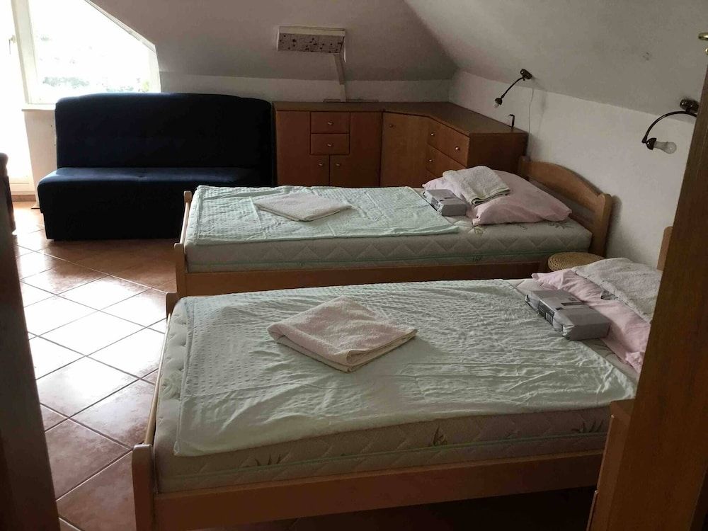 undefined Room With Shared Bathroom 4