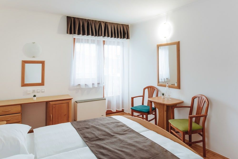 Basic Double or Twin Room, Garden View