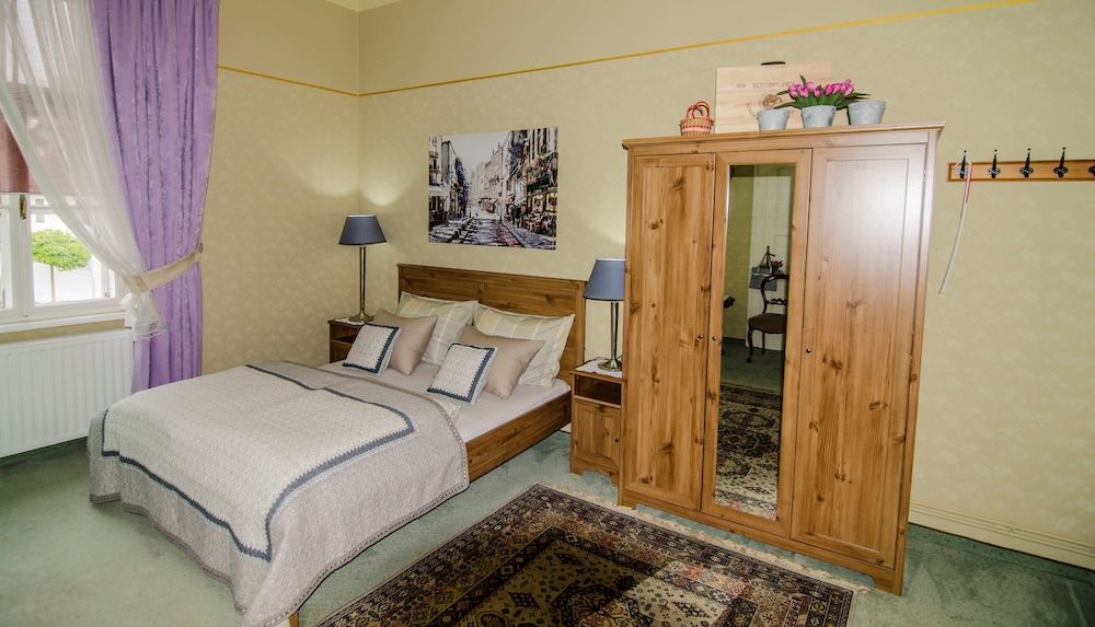 Design Suite, 1 Queen Bed, Mountain View