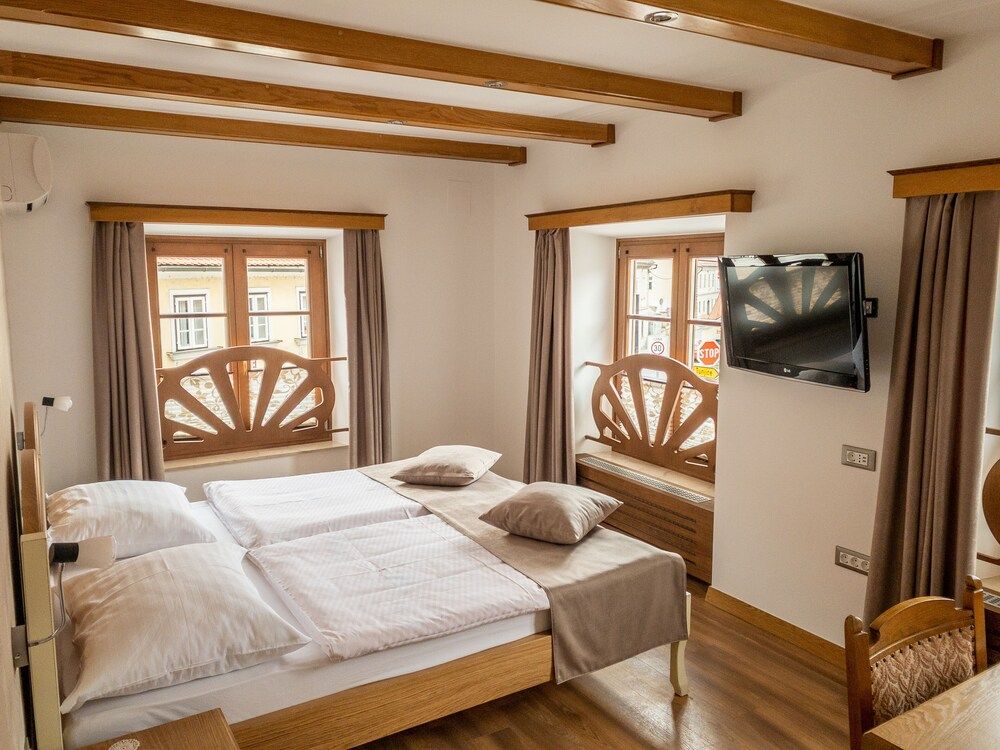 Standard Double or Twin Room, City View, Corner