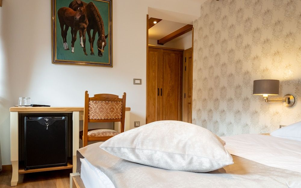 Standard Double or Twin Room, City View, Corner