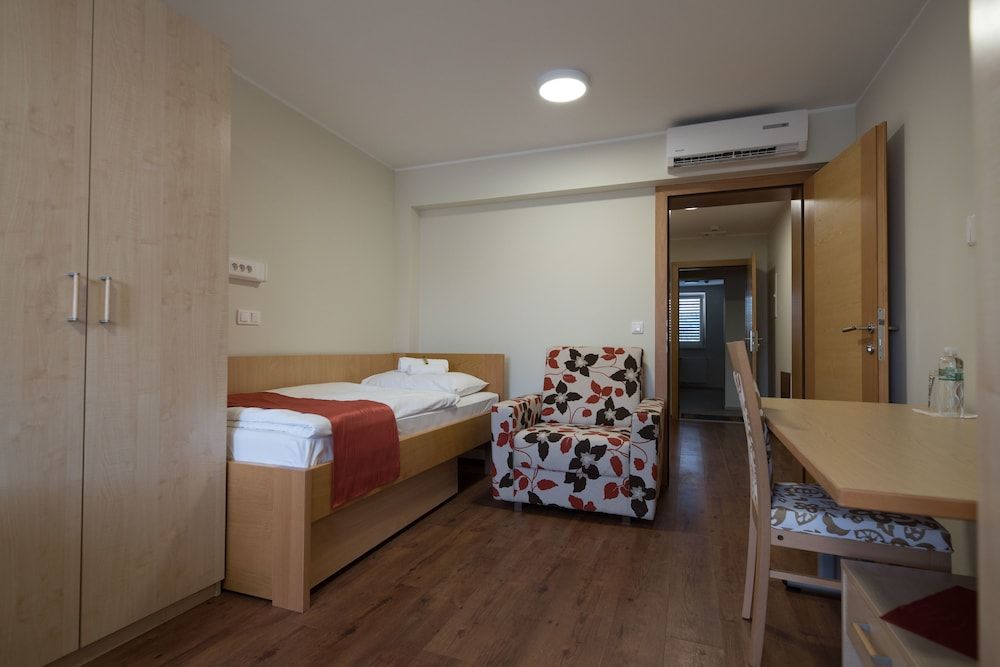 S hotel Studio, 1 Twin Bed 6