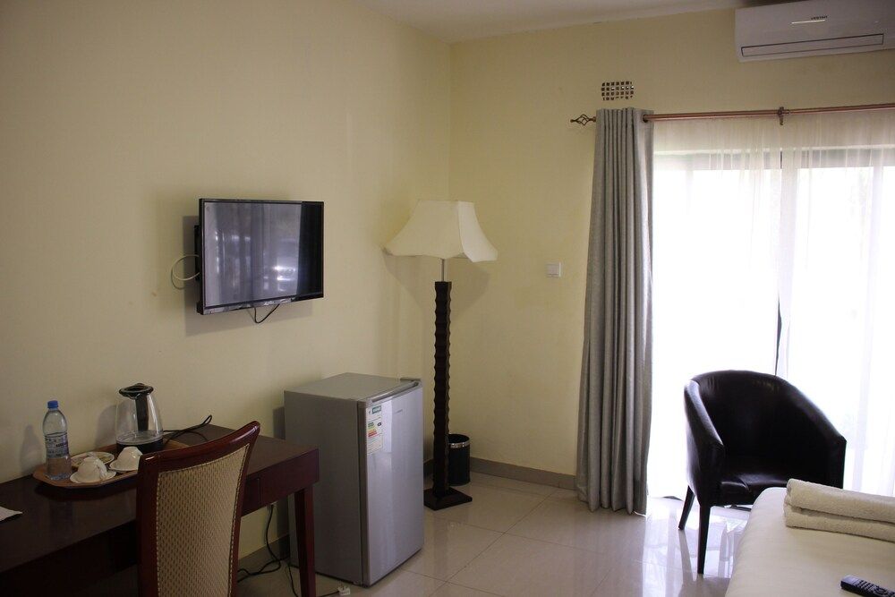 Four Pillars Lodge Chilanga Executive Double Room 4