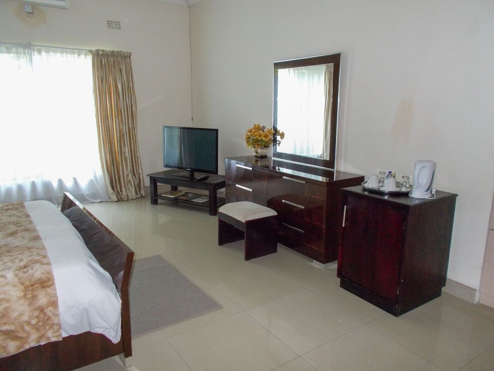 Waterfalls Hotel Superior Suite, 1 King Bed 11