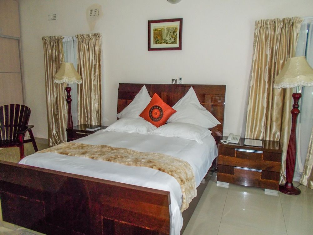 Waterfalls Hotel Superior Suite, 1 King Bed 3