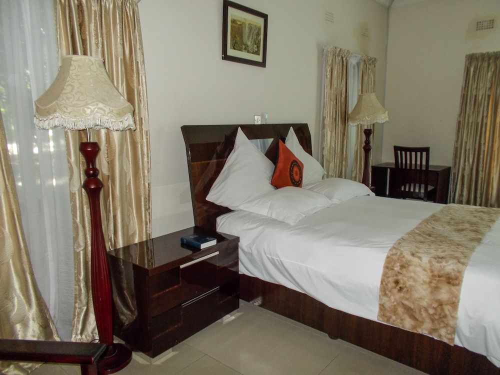 Waterfalls Hotel Superior Suite, 1 King Bed 4