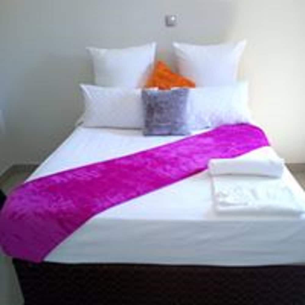 Manjazi Hotels Deluxe Twin Room 3