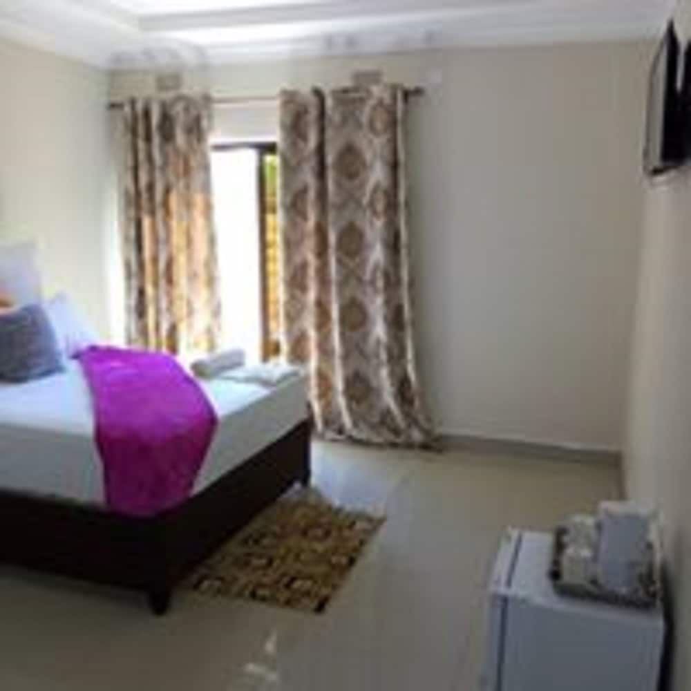 Manjazi Hotels Deluxe Twin Room 4