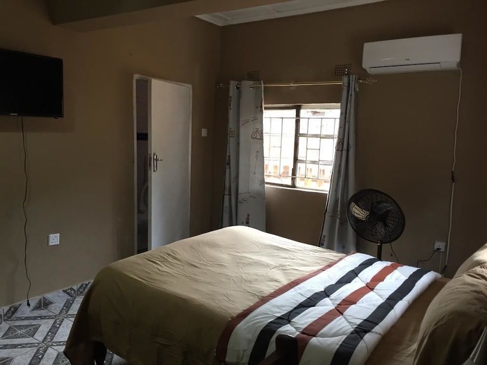 undefined Hooters Lodge 7