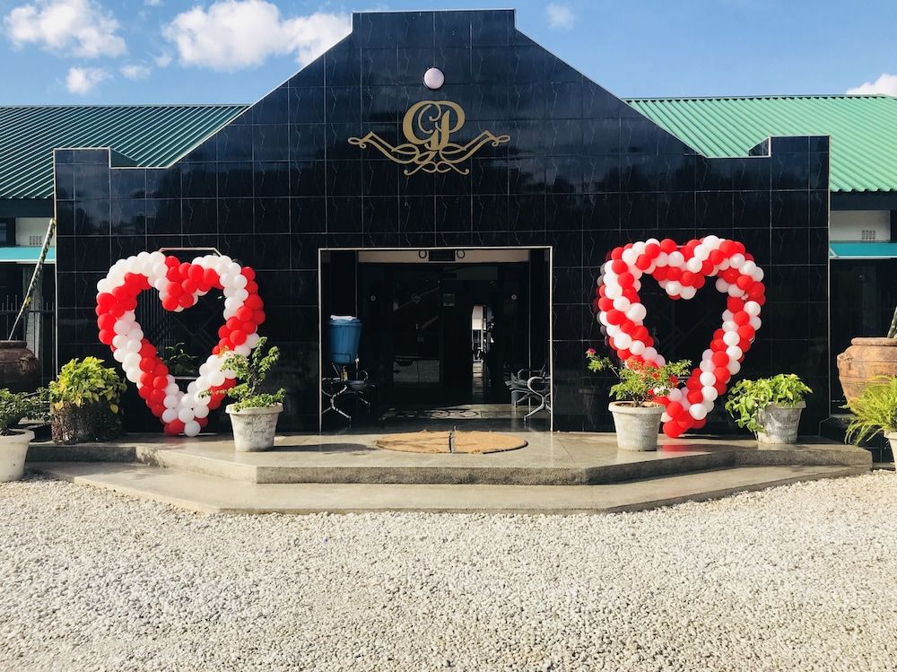 undefined Le Dolphin's Grand Paradiso Hotel