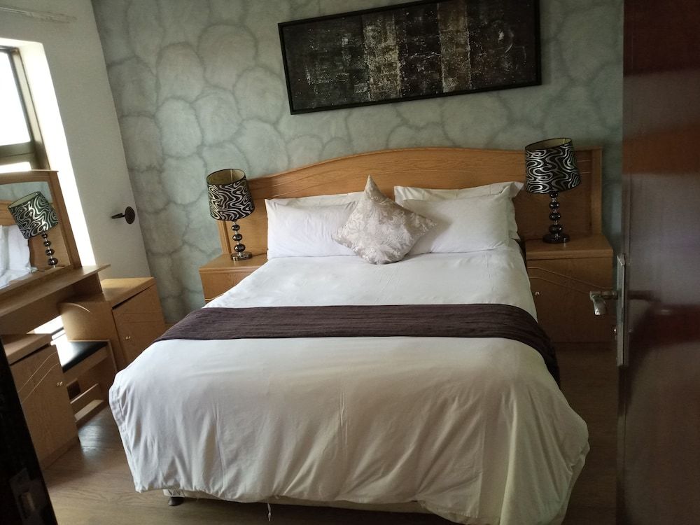 undefined Executive Fully Furnished Apartment Close to Amenities 5