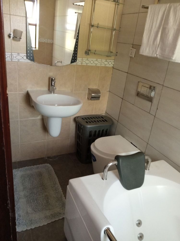 undefined Executive Fully Furnished Apartment Close to Amenities 6