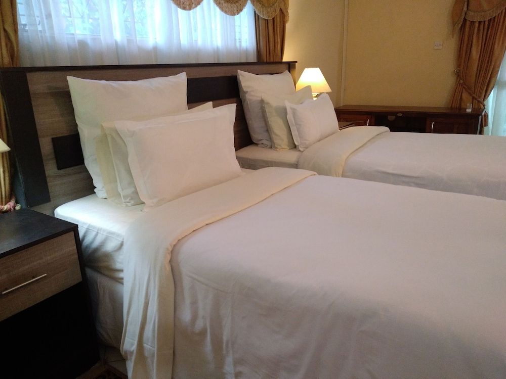 Charming 6-bed House With Swimming Pool in Harare House 3