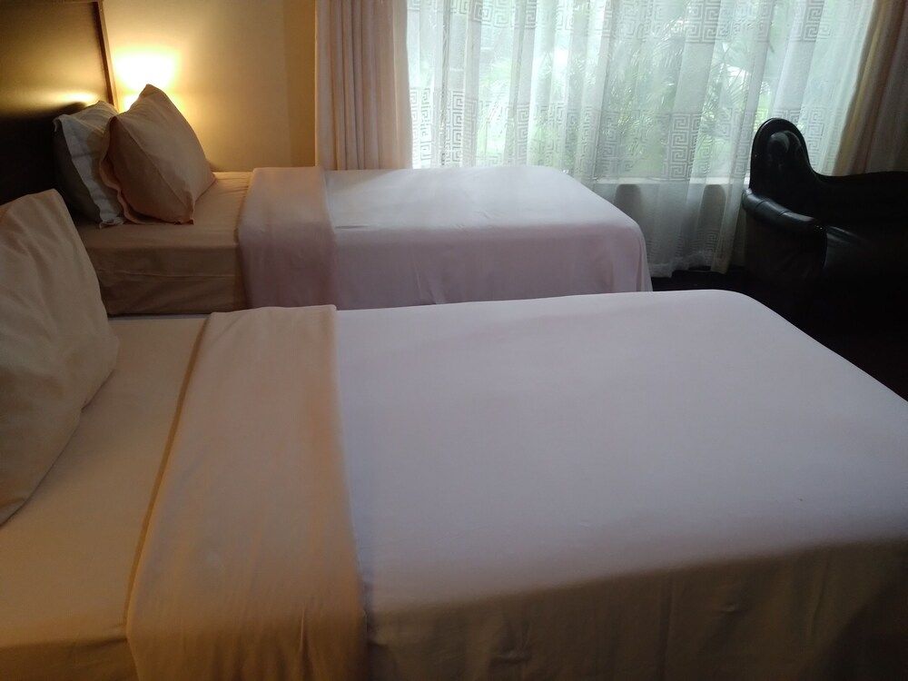 Charming 6-bed House With Swimming Pool in Harare House