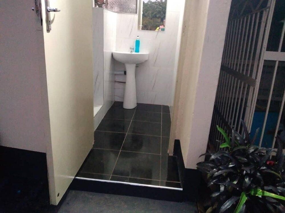 Charming 6-bed House With Swimming Pool in Harare House 14