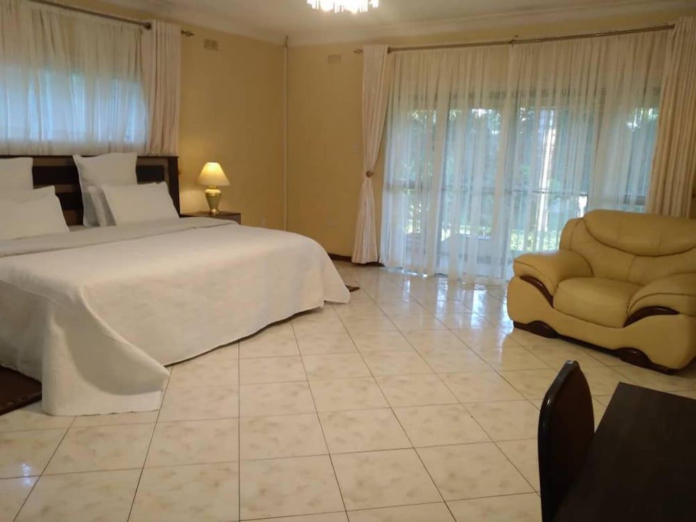 Charming 6-bed House With Swimming Pool in Harare House 6