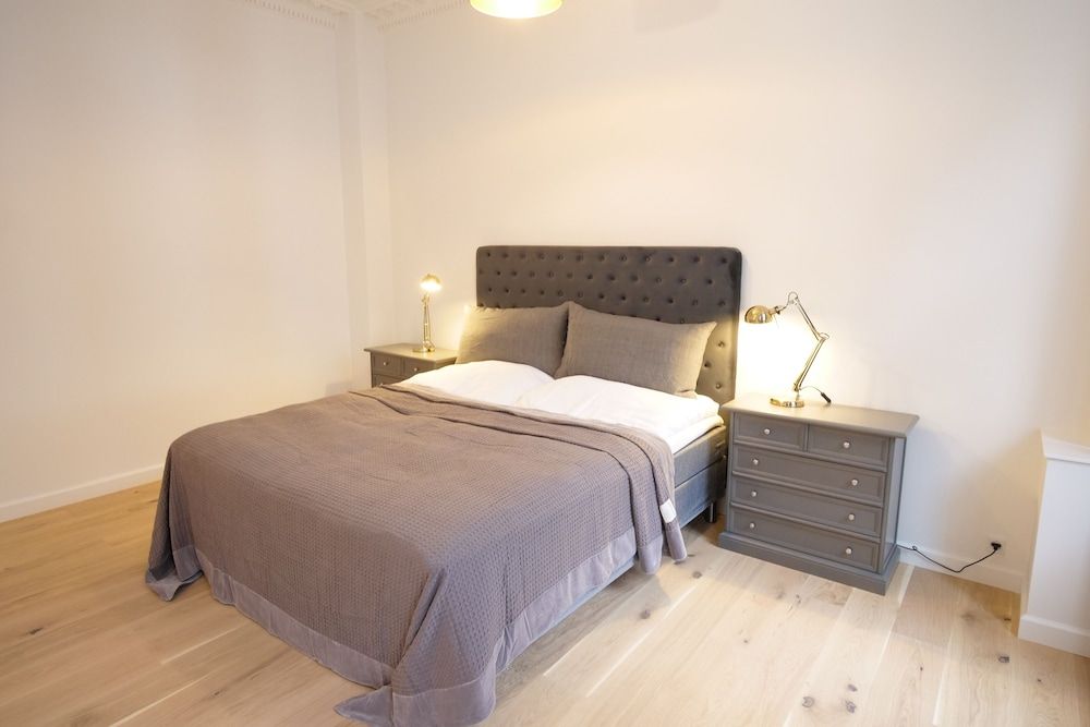 undefined Sanders King - Smart 4-bdr Apt in City Center 8