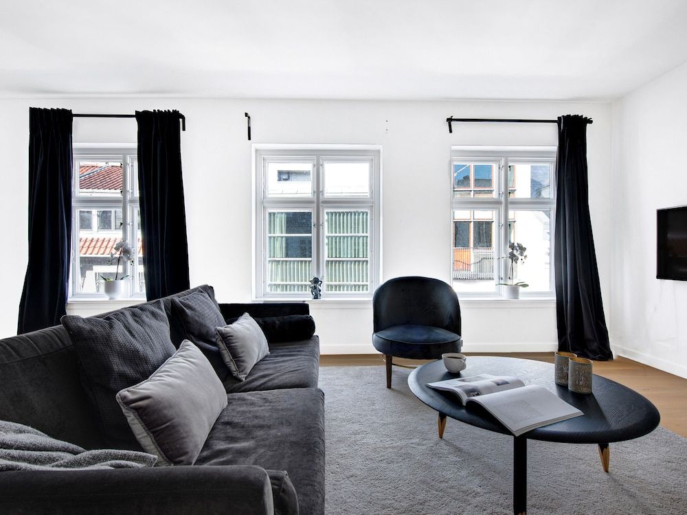 undefined Sanders King - Cute 3-bdr Apt in City Center 7