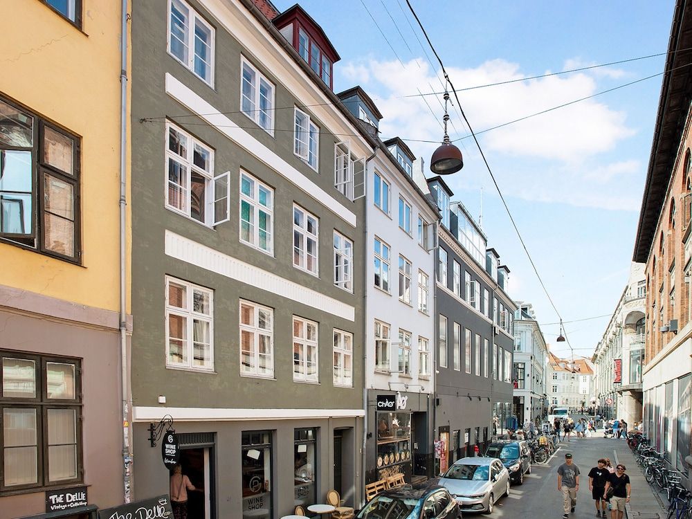 undefined Sanders Central - Smart 3-bdr Apt in City Center 3