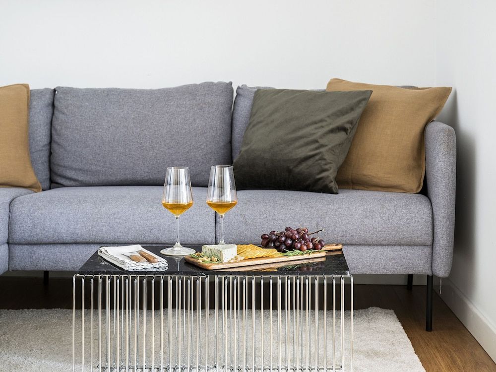 Sanders Leaves - Chic 3-bdr Apt With City View Apartment, 3 Bedrooms, Balcony, City View 16