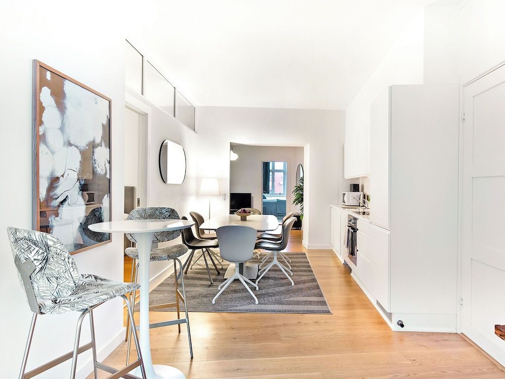 Sanders Leaves - Charming 3-bdr Apt With City View Apartment, 3 Bedrooms, Balcony, City View 18