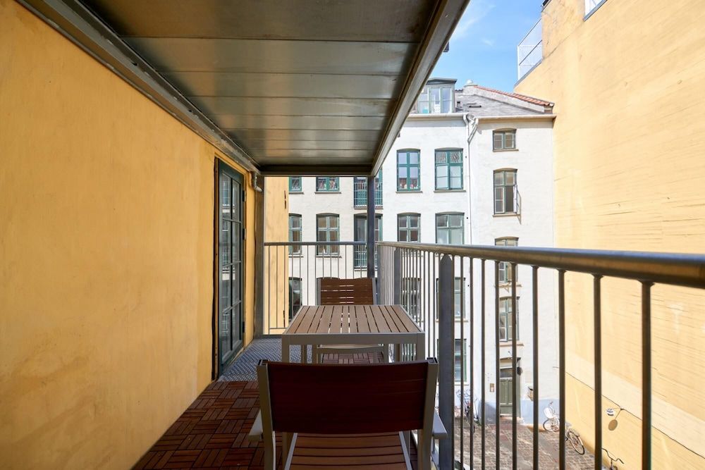 Balcony Apt Central in Copenhagen 50M to Metro Apartment 50