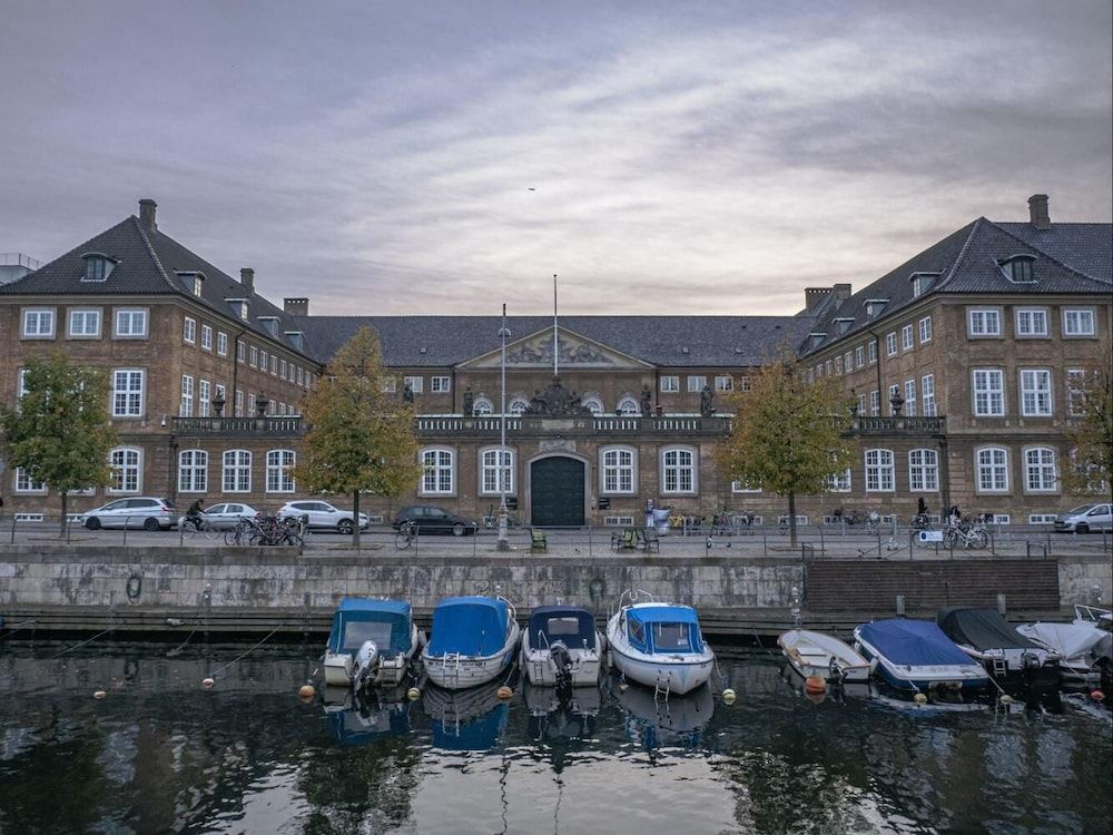 Balcony Apt Central in Copenhagen 50M to Metro Apartment 41